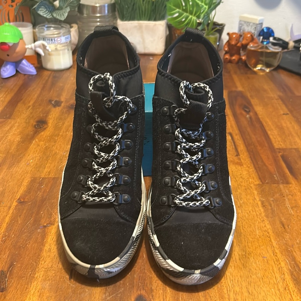 EUC Millie's Women Black Suede/Fabric Camo Lace Up Sneakers... Size: 8 (245)